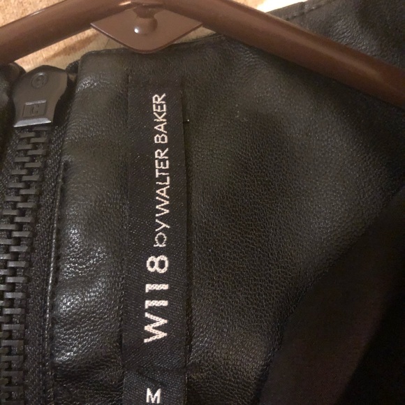 Black leather top, back zipper - Picture 3 of 4